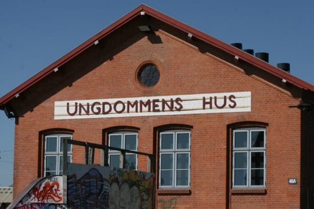 Stor flok maskerede personer ville ind på Ungdommens Hus
