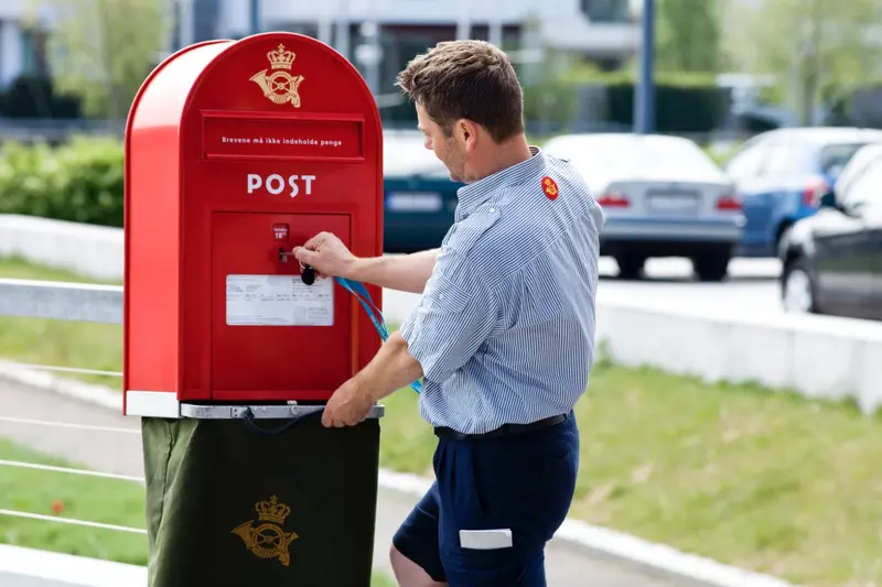 Regeringen må finde en løsning for de ældre og ikke-digitale borgere