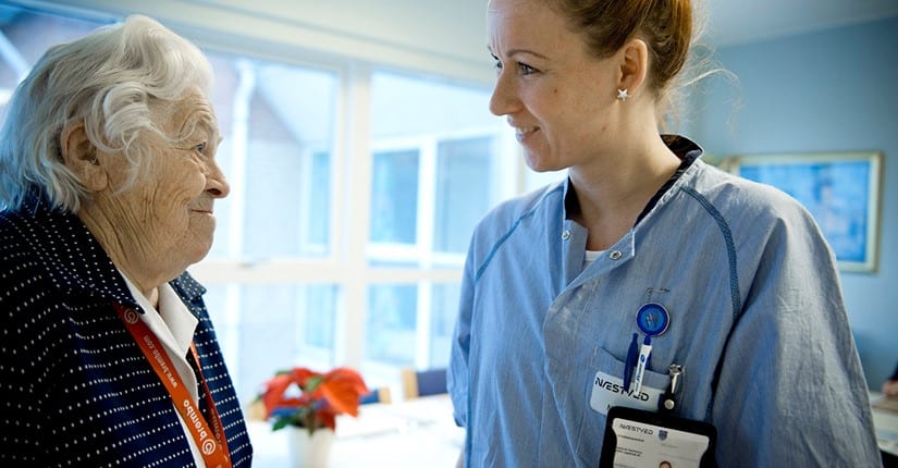 Social- og sundhedsassistenter kan nu tage sygeplejerskeuddannelsen - og få fuld løn