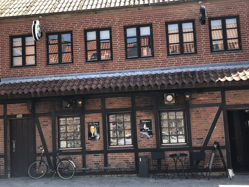 Slagsmål, flaskeslag og forsøg på nikke politibetjent en skalle