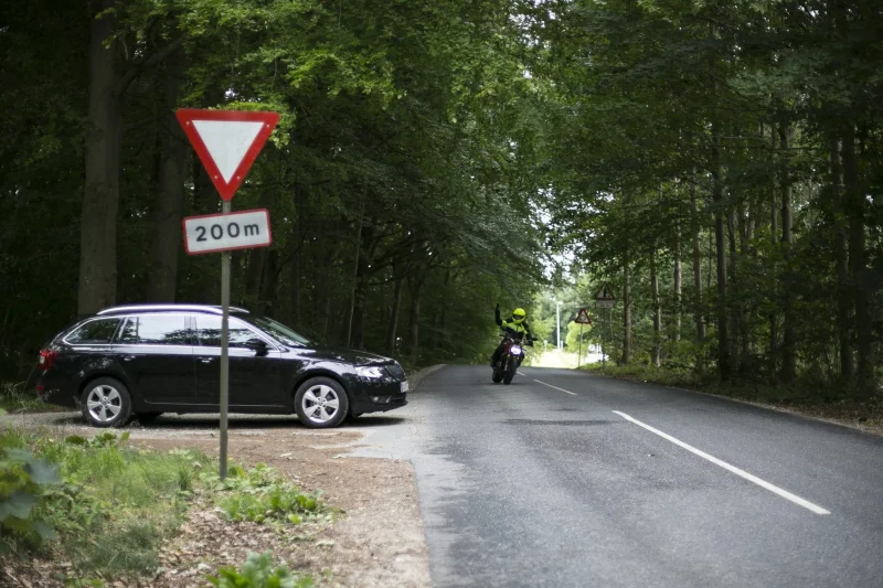 Motorcykelulykke i Vejle: 51-årig kvinde alvorligt kvæstet efter solouheld