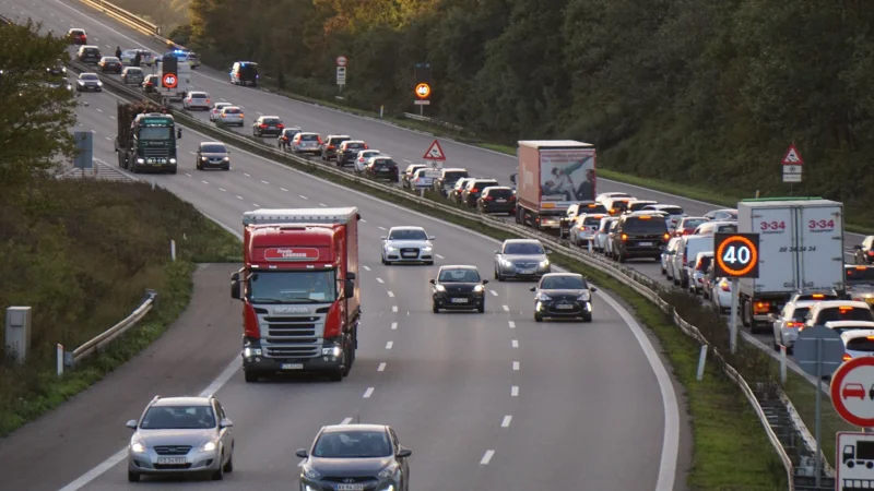Kunne have endt fatalt: Tung metaldel fløj af lastbil på Lillebæltsbroen og ramte modkørende bil