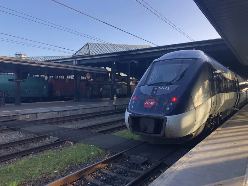 Kontrollør slået i hovedet med en øldåse