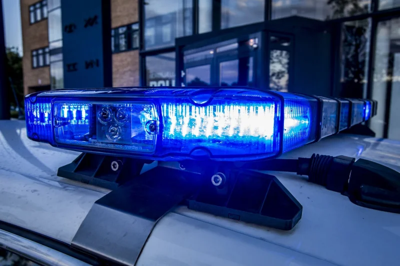Påvirket mand kørte ind i hus i stjålet bil