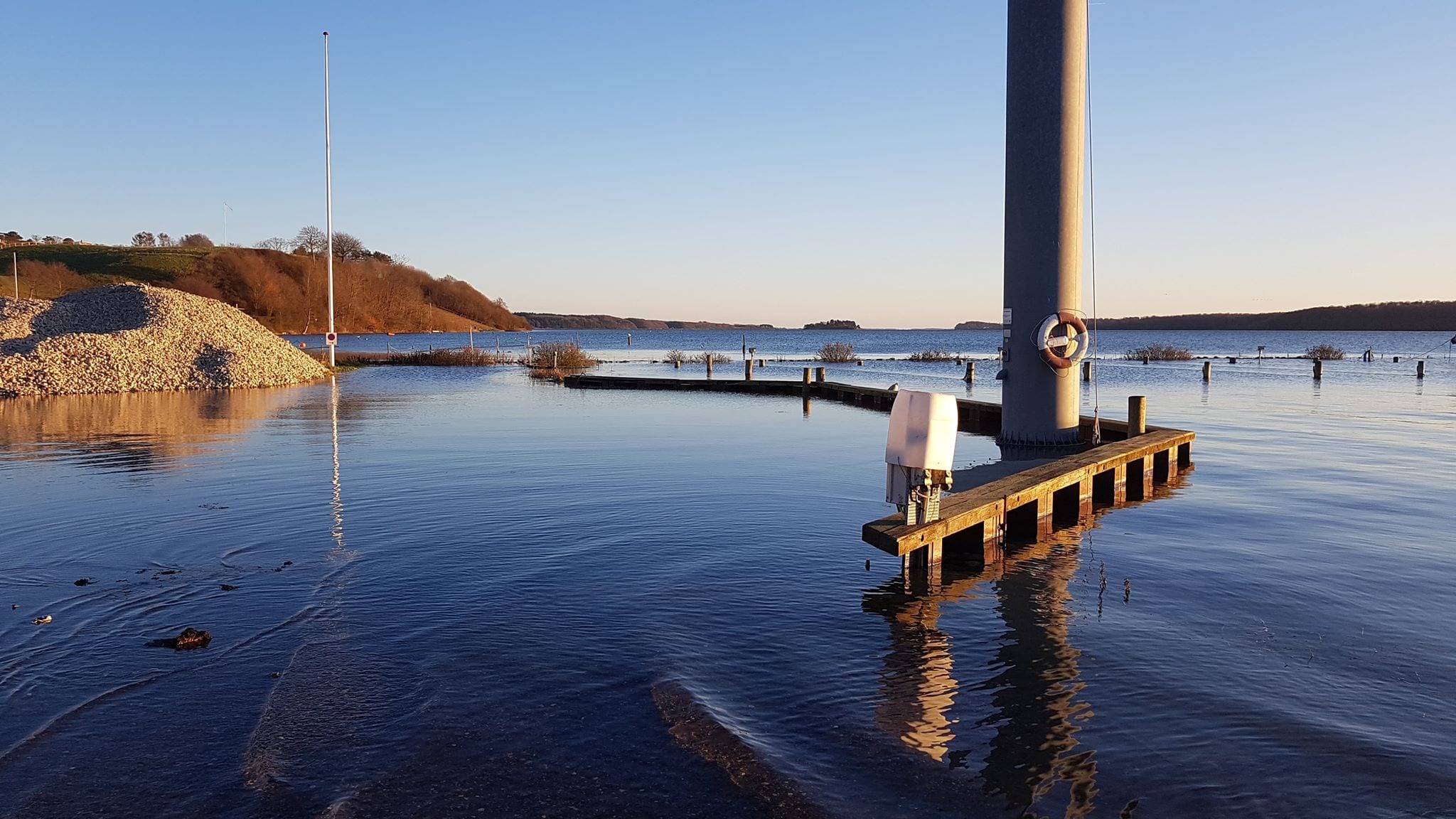 Bølgerne kysser kysterne