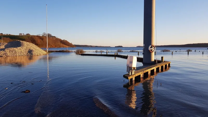 Bølgerne kysser kysterne