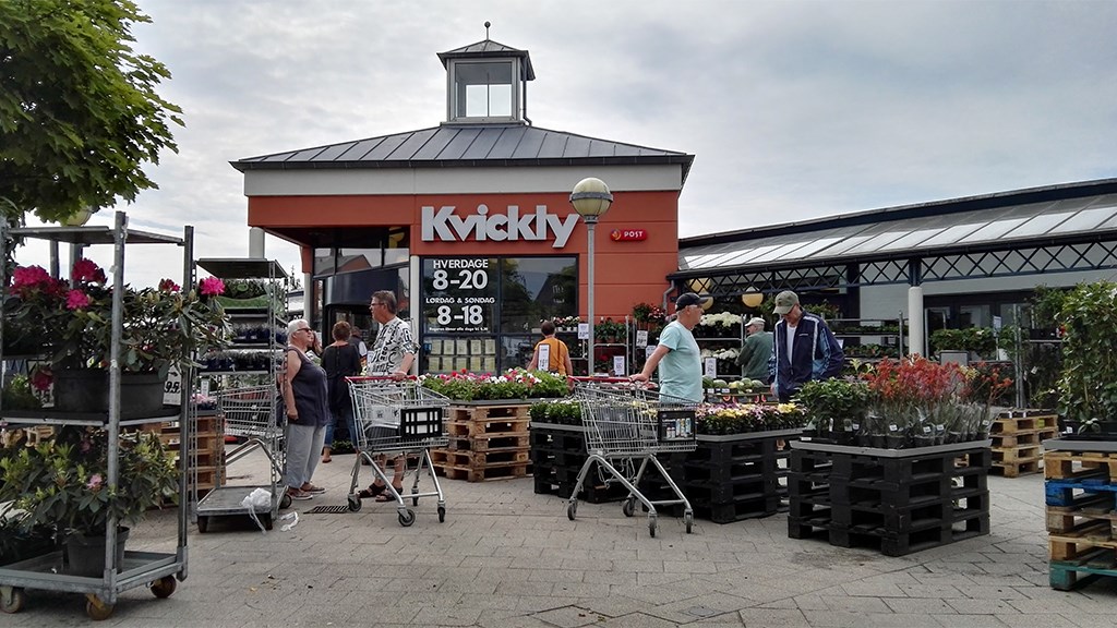 Kanonslag kastet ind i supermarked