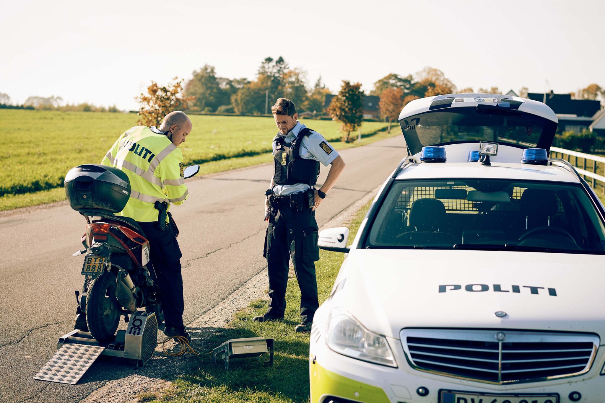 Færdselsindsats bekræfter tendens: Alt for mange bilister kigger på mobilen frem for vejen