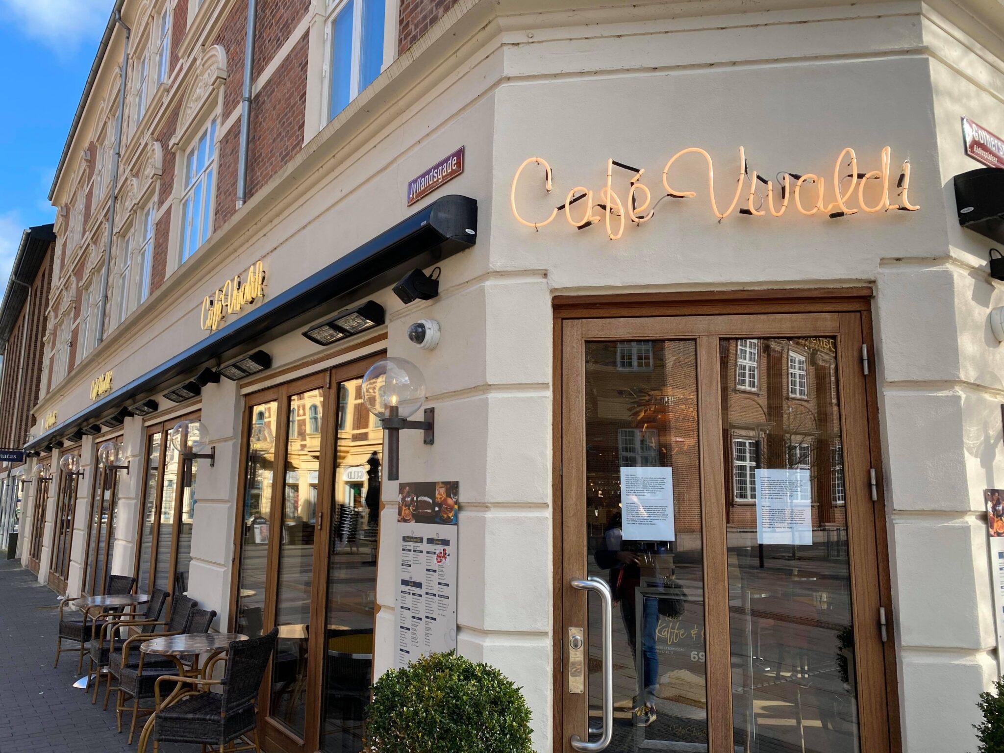 48-årig mand generede cafégæster