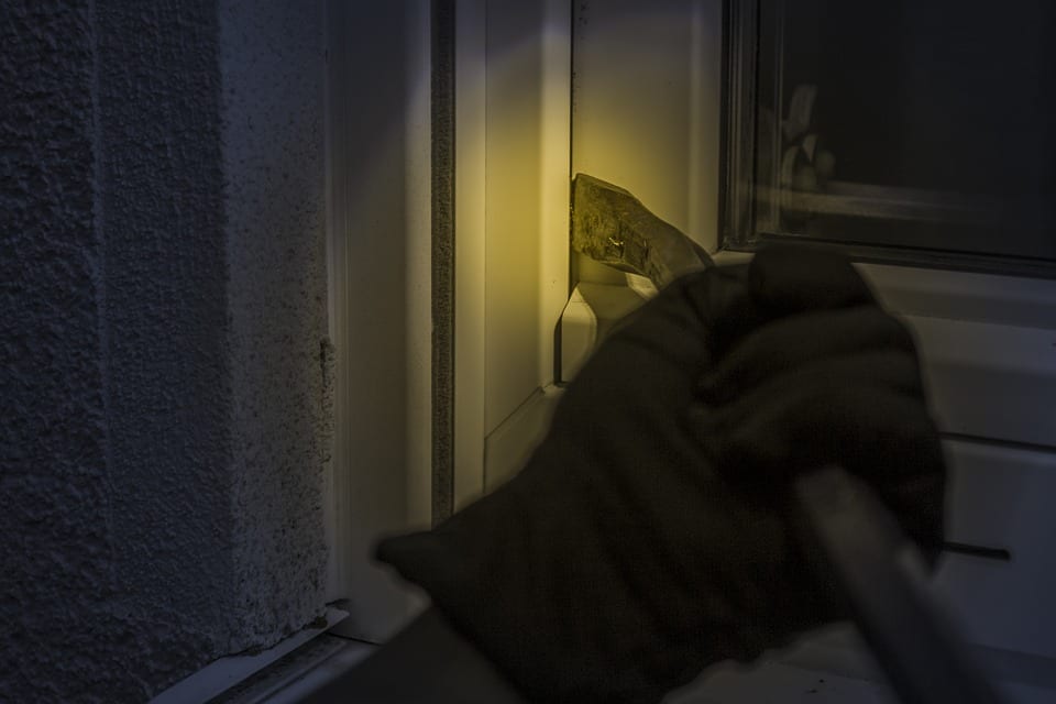 Indbrudsforsøg på Kongensgade: To mænd i dunjakker tog flugten
