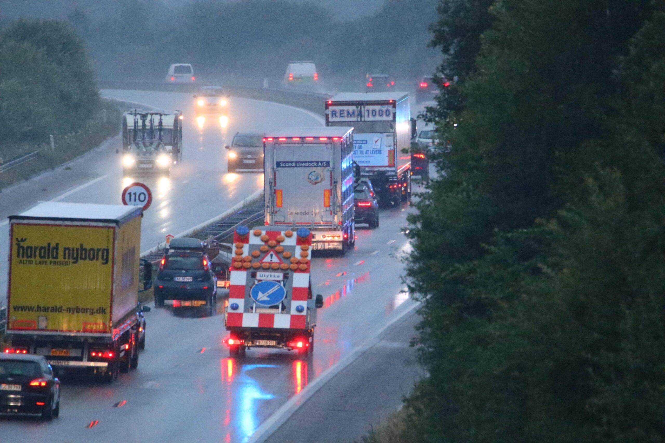 Motorvej var spærret efter personbil blev klemt mellem anden bil og lastbil