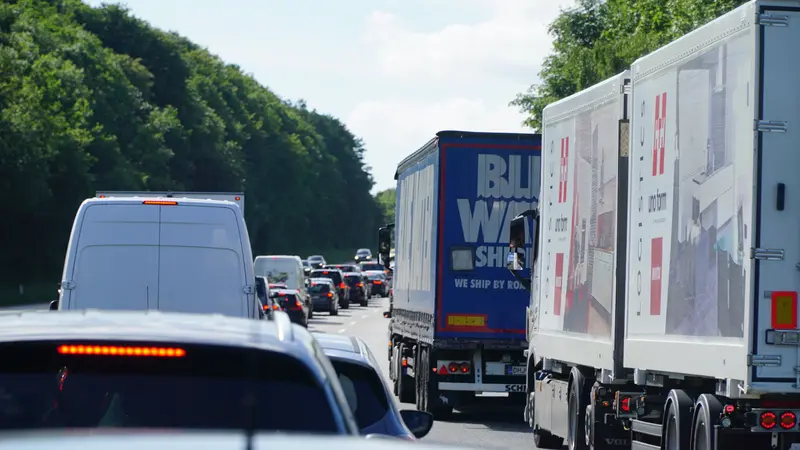 Væltede træer spærrer E45 Sønderjyske Motorvej – trafikale udfordringer i sydgående retning