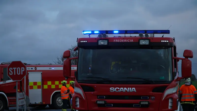 Alvorlig trafikulykke ved Fredericia: 24-årig kvinde fastklemt og fortsat indlagt
