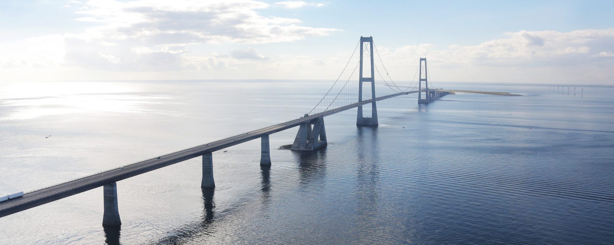 Færdselsuheld spærrer vognbane på Storebæltsbroen