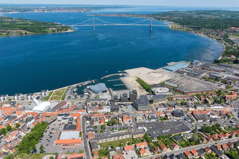 Eksklusiv yacht til kaj i Middelfart