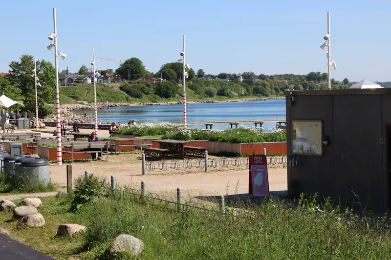 Ødelagte toiletfaciliteter på Østerstrand: Unge hærværksmænd fanget på kamera
