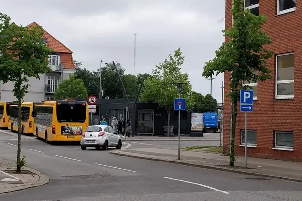 Bus påkørt af flugtbilist på Koldingvej