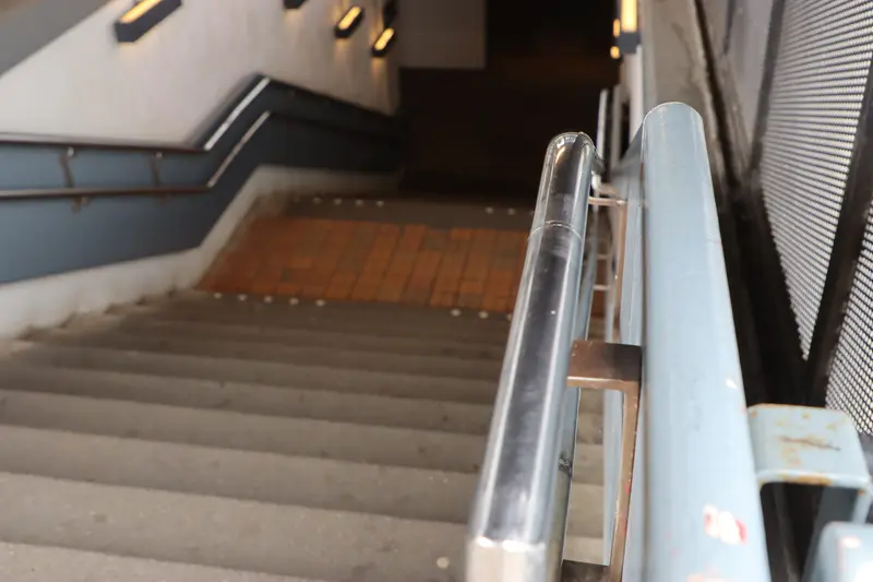 Urolig episode på Middelfarts togstation: Mand med foldekniv blev spottet og stak af fra politiet