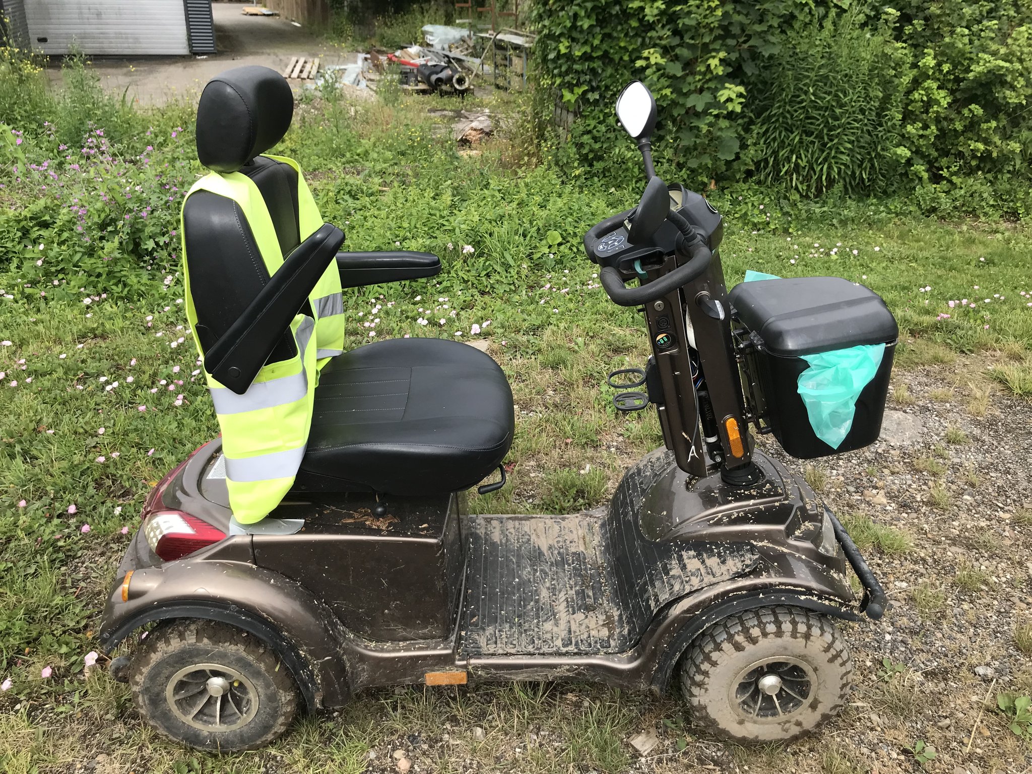 Uidentificeret person på trehjulet el-scooter kører cyklist ned og flygter fra gerningsstedet