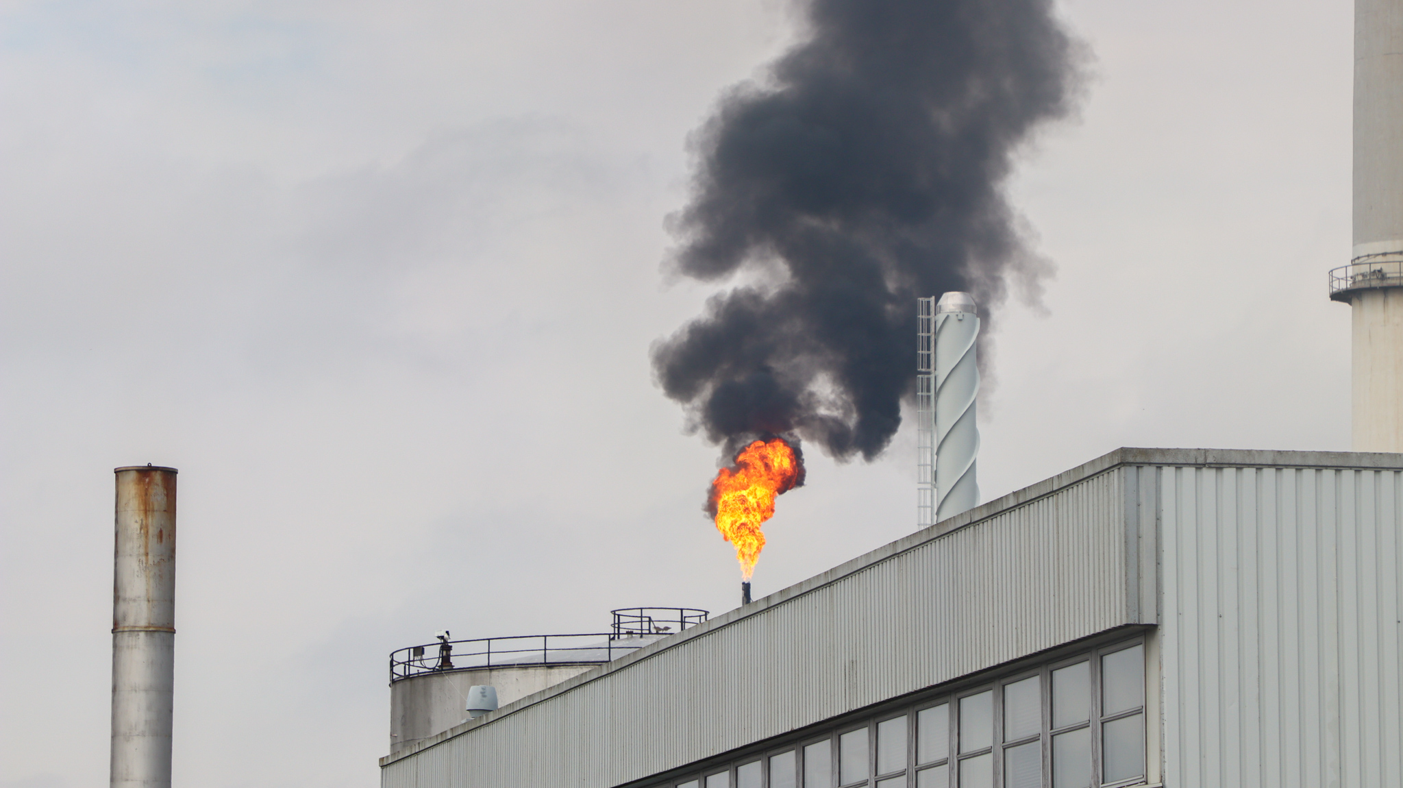 Større flare hos raffinaderiet