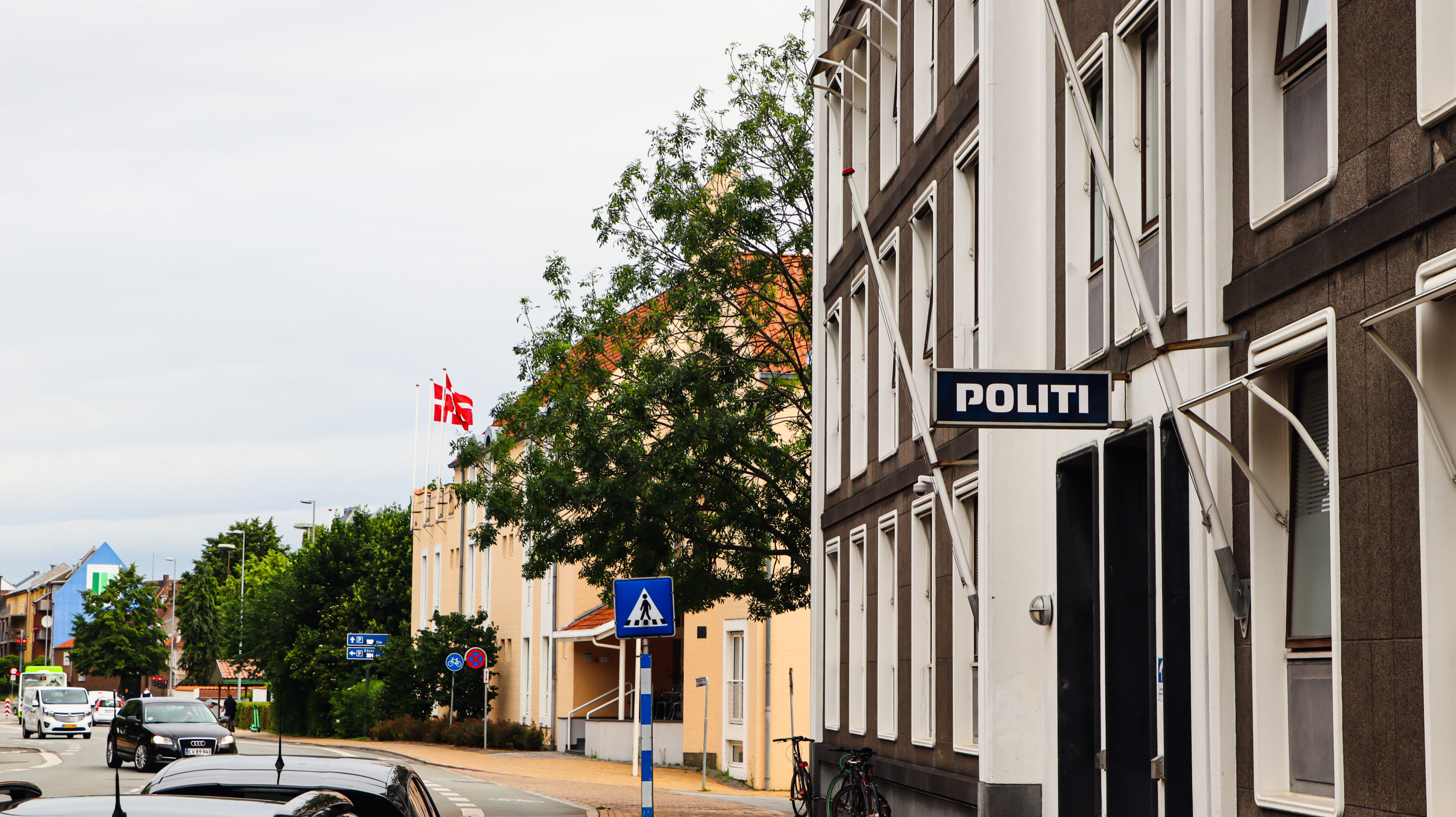 2-årig "gerningsmand" låser sig selv inde - politiet rykker ud og redder situationen
