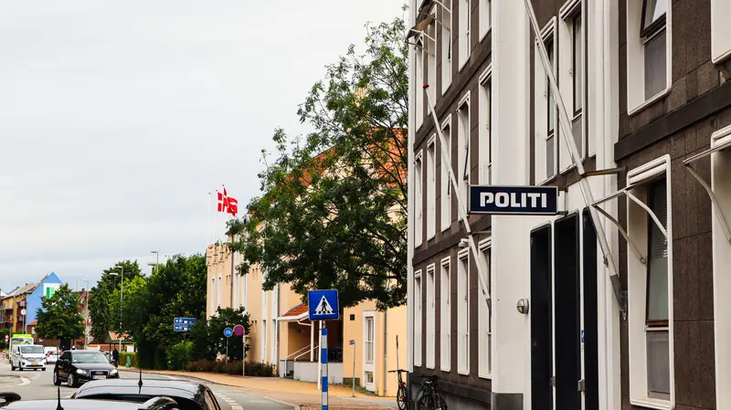 2-årig "gerningsmand" låser sig selv inde - politiet rykker ud og redder situationen