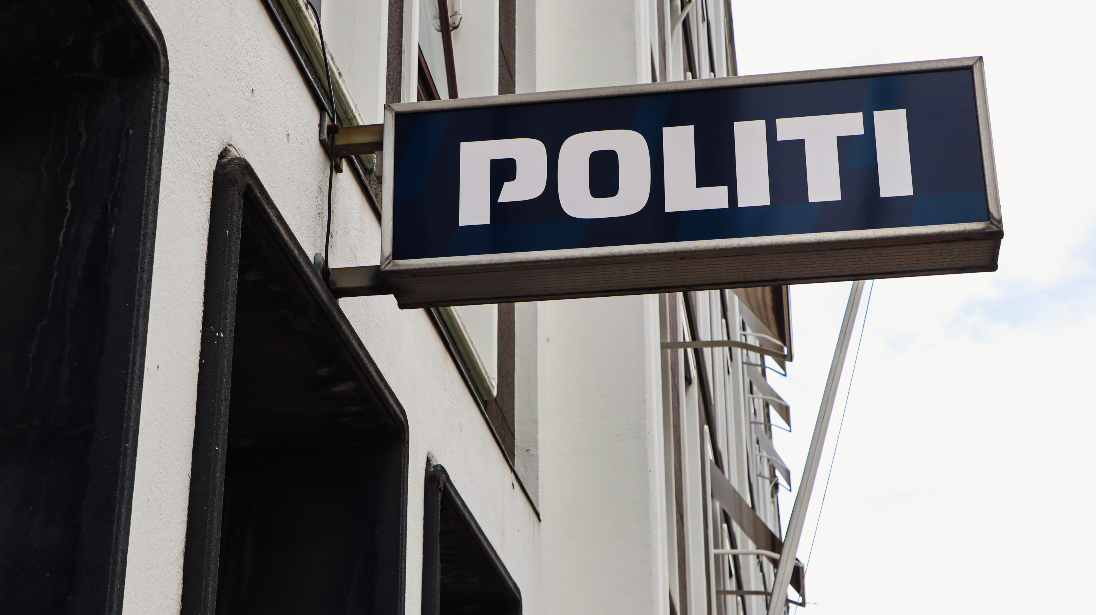 Angreb på vejhjælpsarbejder i Middelfart: Bilist ignorerer afspærring og rammer hjælpearbejder