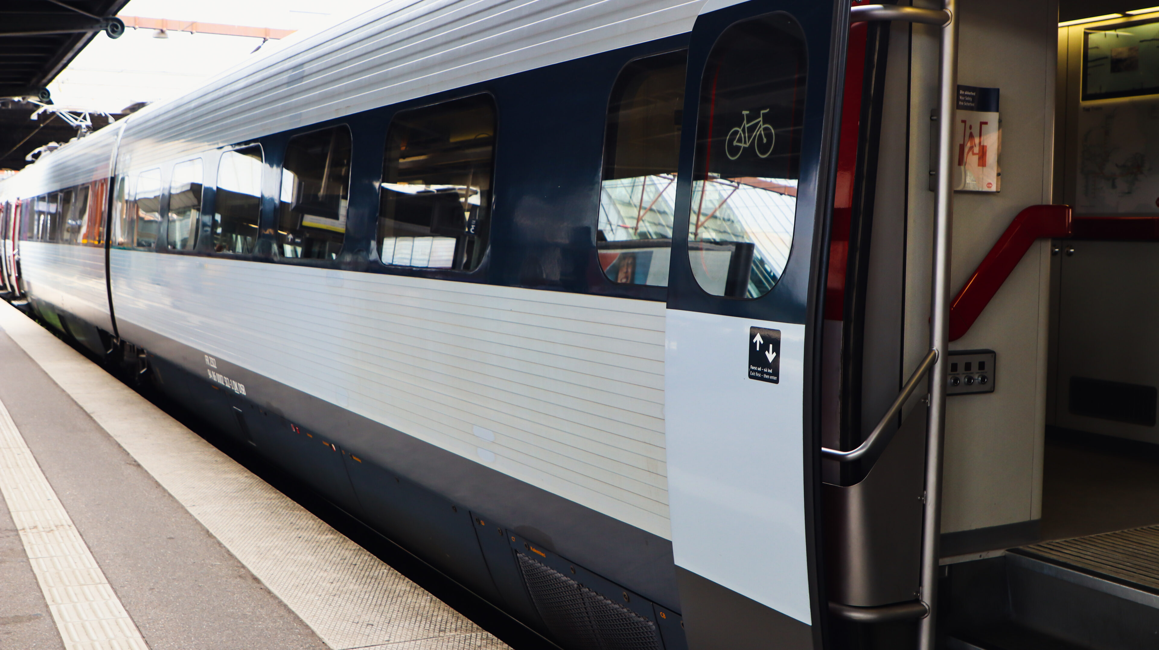 Arbejdsnedlæggelse og overgravet kabel hos DSB - ingen tog mellem Aarhus og Fredericia