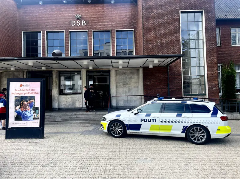32-årig fredericianer sparkede betjent i hovedet