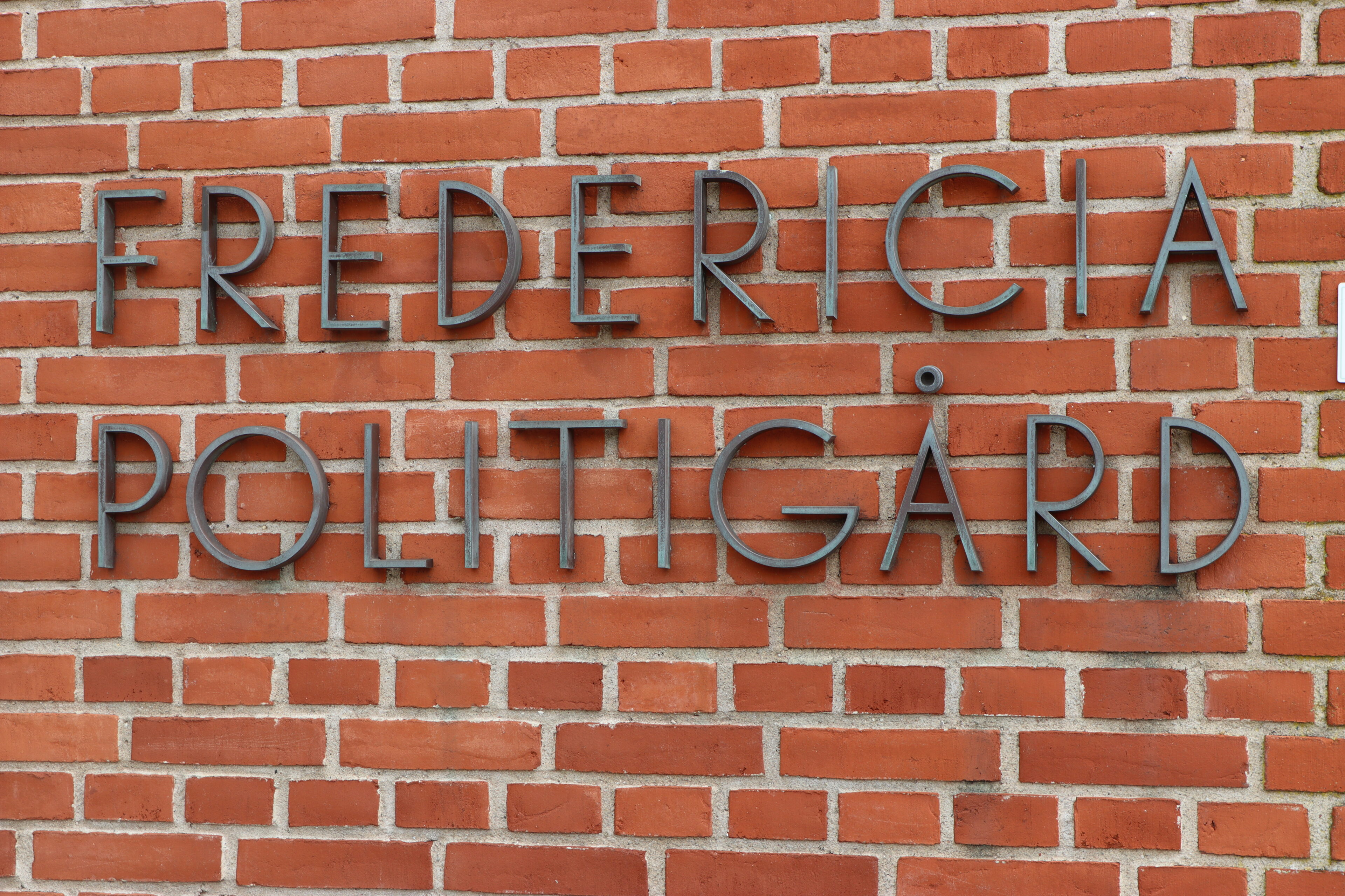 Beruset svensker skabte utryghed på banegården: Måtte sove rusen ud i detentionen
