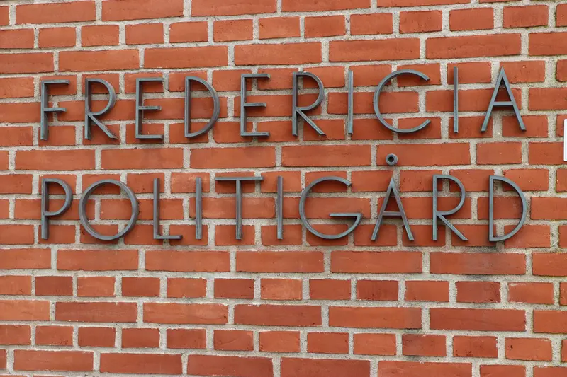 Beruset svensker skabte utryghed på banegården: Måtte sove rusen ud i detentionen