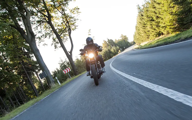 Motorcykeluheld på Skamlingsvejen i Kolding forårsager kun materielle skader