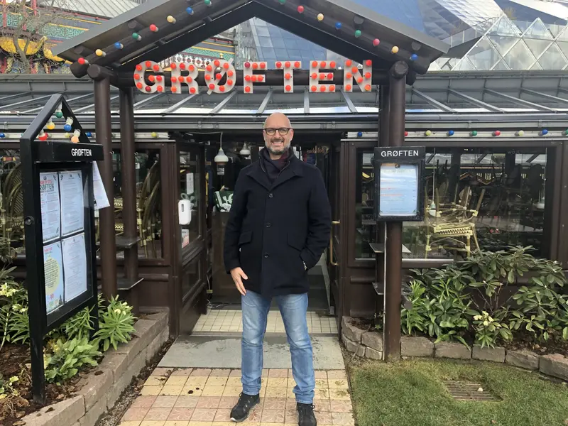 Jacob Elkjær sorterede tomme flasker bagerst i Kvickly i Middelfart: I dag serverer han 2.000 kuverter om dagen midt i Tivoli