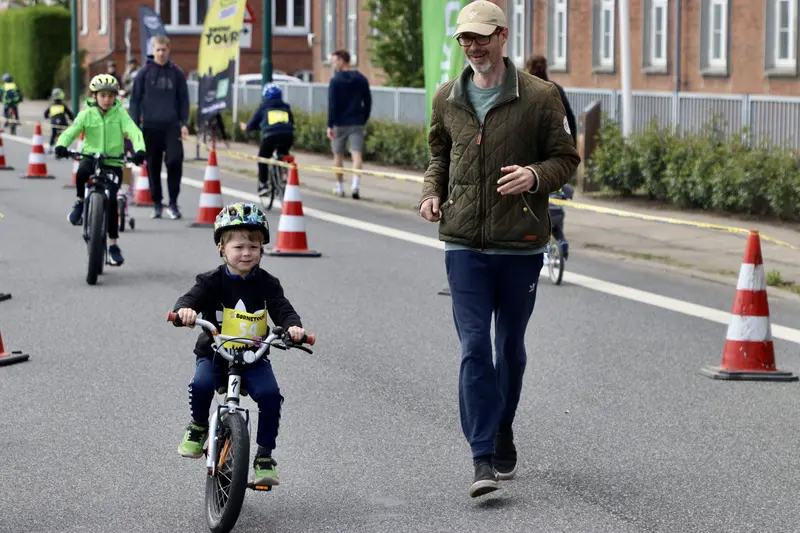 Her får de mindste deres egen tour og kan lege Vingegaard for en dag