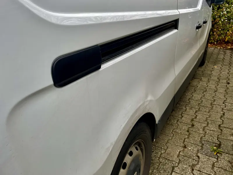 Bagrude knust på varebil