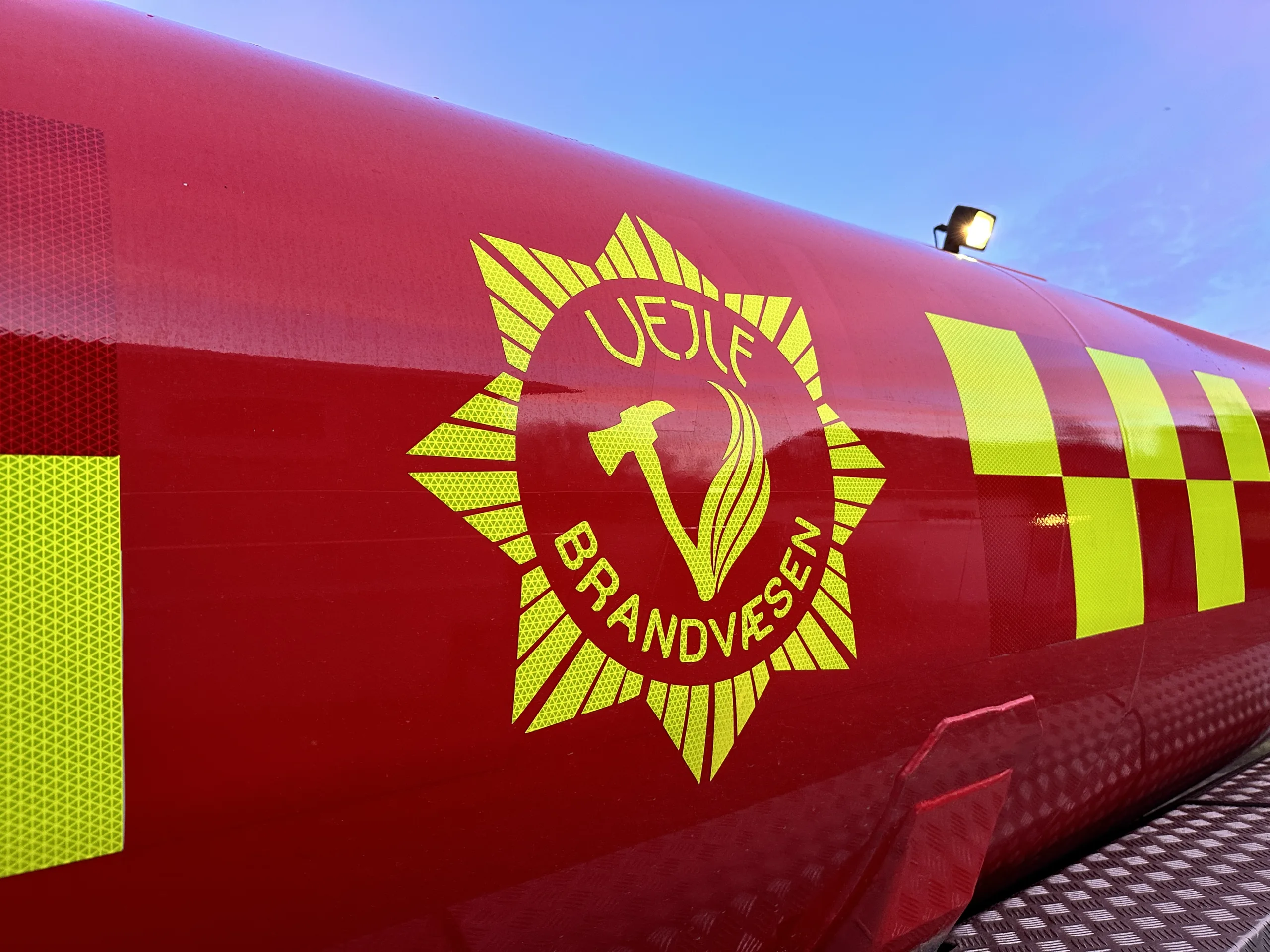 Brand op ad bygning i Vejle: Politiet henter videoovervågning