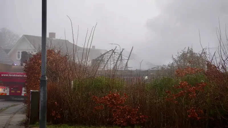 Slukningsarbejde stadig i gang efter voldsom brand