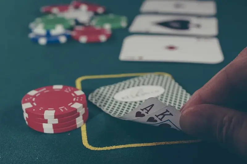 Kan pokerfærdighederne fra pokerbordet overføres til online poker?