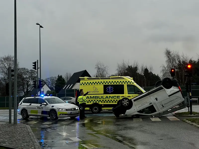 Bil vender på hovedet efter uheld