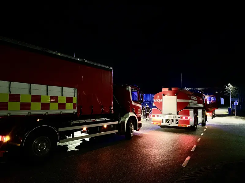 Massiv udrykning til tankvognsbrand i industrikvarter