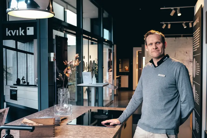 Hånden på kogepladen hos Kvik