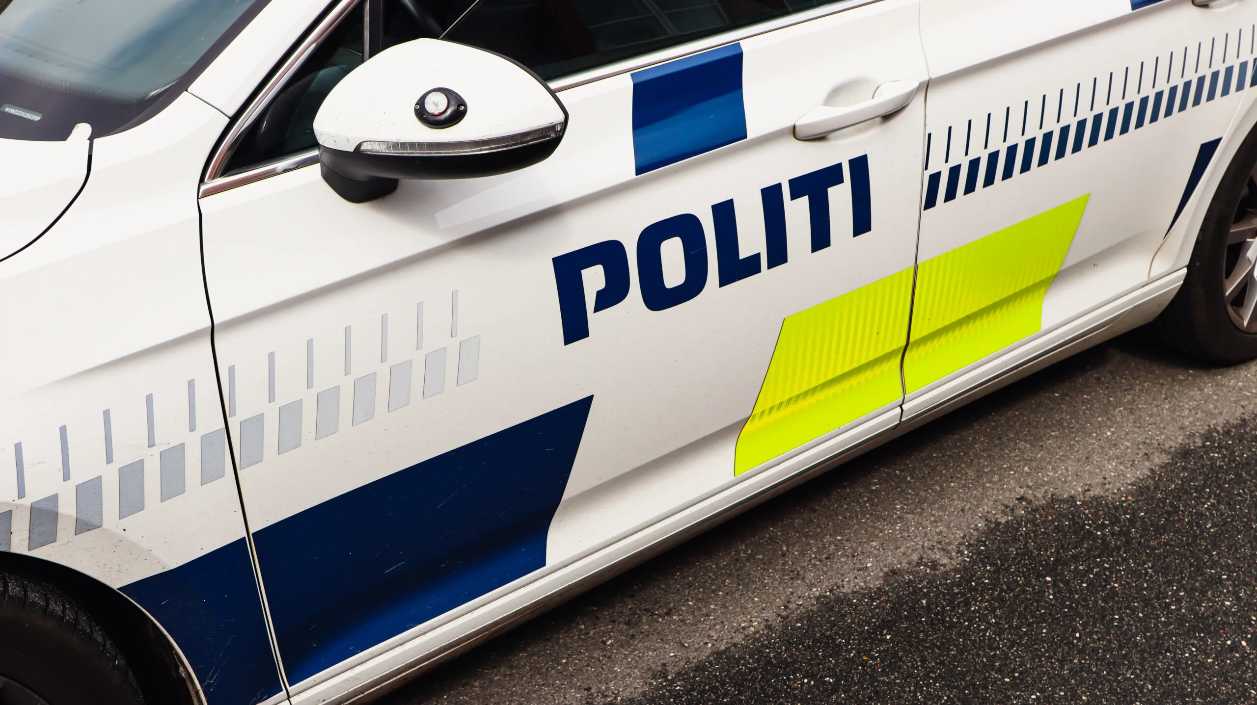 57-årig bilist påkørte lysmast og stak af – få minutter senere stod to biler i flammer