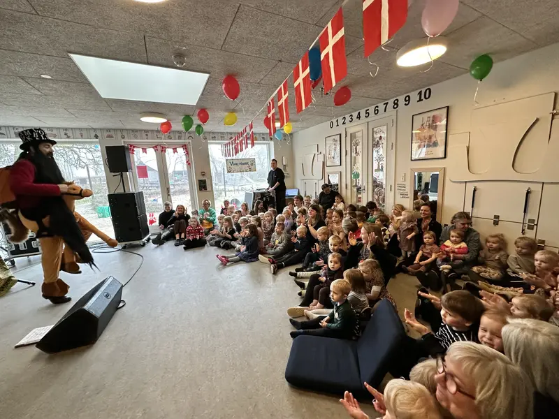 Arken fejrede 10-års fødselsdag med besøg af Hr. Skæg