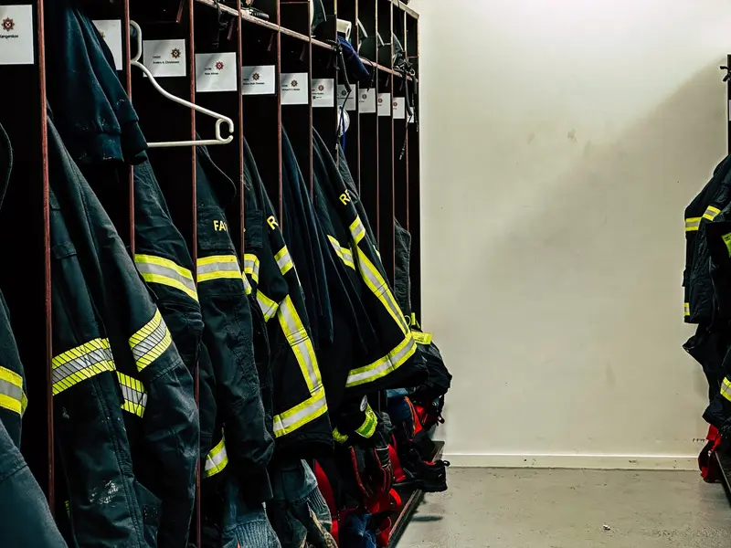 Cykelvogn og knallert sat i brand ved boligkompleks  – 20-årig kvinde sigtet