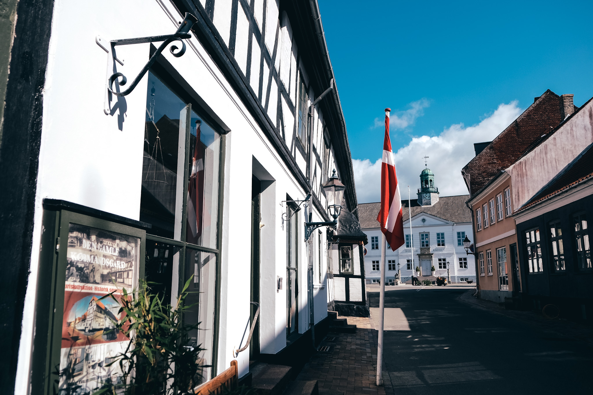 I hjertet af Bogense: Den gamle købmandsgård, hvor historie og møbelforretning går hånd i hånd