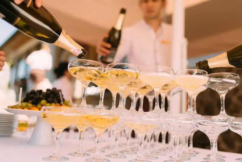 Champagne: En Boblende Rejse Gennem Tid og Sted