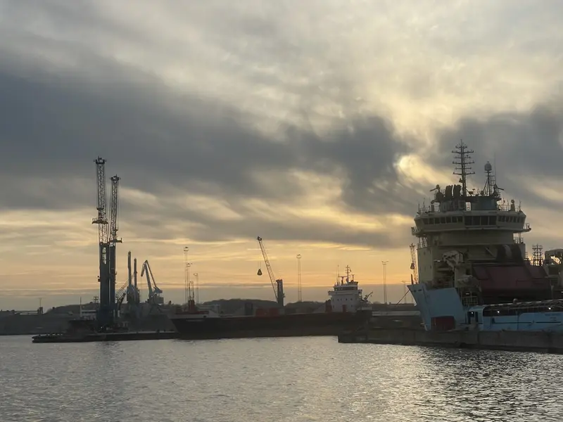 Usædvanligt syn på Fredericia Havn: Skib løfter forreste del for at inspicere bovpropel