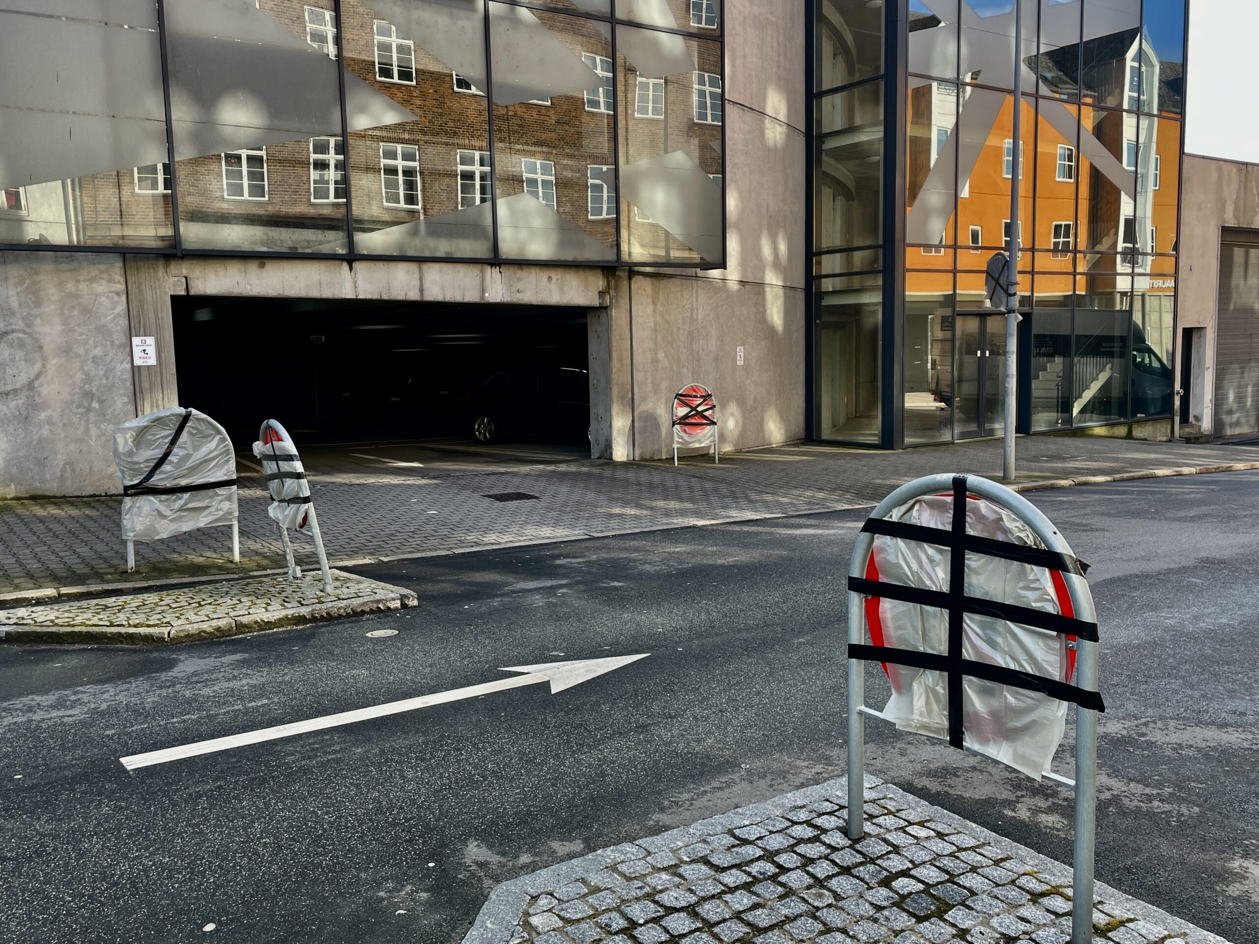Ensretning i parkeringshus ophævet midlertidigt