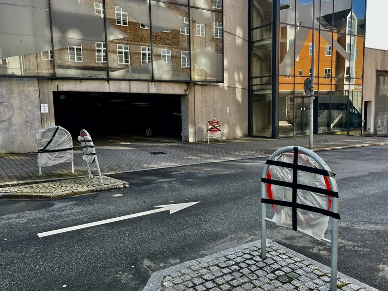 Ensretning i parkeringshus ophævet midlertidigt