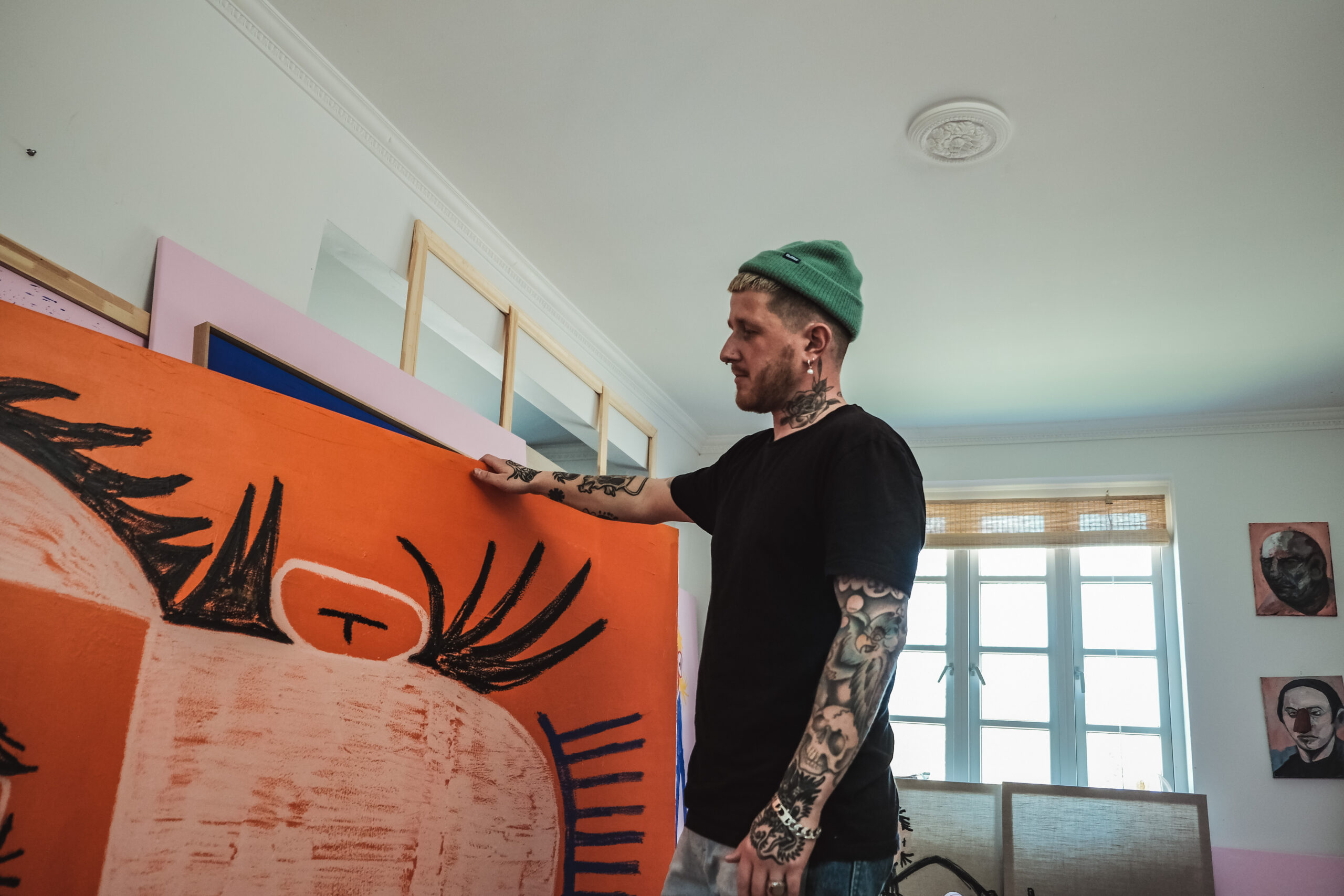 Kunstner udforsker det personlige univers og vil bryde normer i kunsten